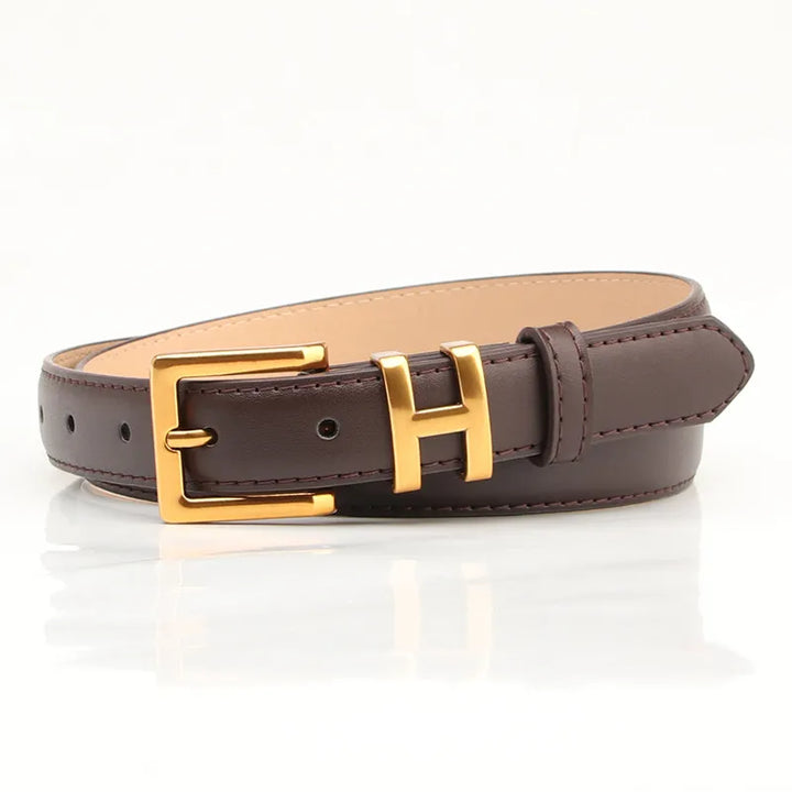 Vielseitiger Damengürtel in schlanker Form, mit eleganter quadratischer Schnalle. Mode-Accessoire für Frauen.
