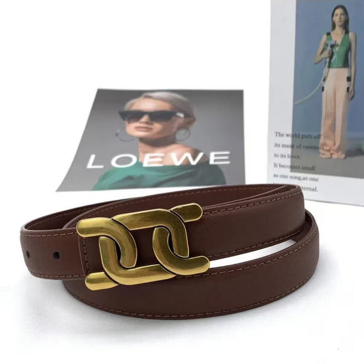 Schwarzer Unisex Gürtel, minimalistisch, mit glatter goldener Schnalle. Ein Muss für jede Garderobe.