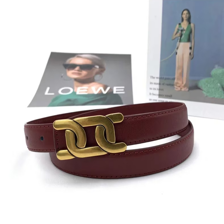 Zeitloser Unisex Gürtel mit glatter, polierter goldener Schnalle. Elegant für jeden Look.