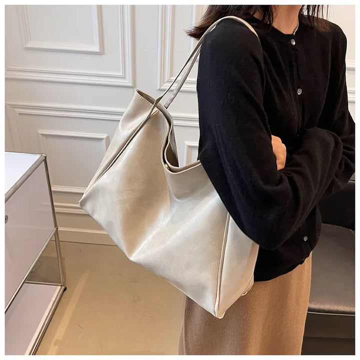 Produktaufnahme: Klassische Damen Handtasche auf weißem Hintergrund, vielseitig & elegant.
