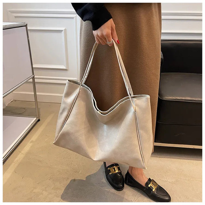 Frau trägt die modische Umhängetasche bequem über der Schulter, stilvolles Streetwear-Accessoire.