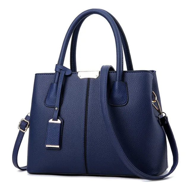Damen Handtasche über der Schulter getragen. Zeigt Tragekomfort & modernen Stil. Praktisch & elegant.