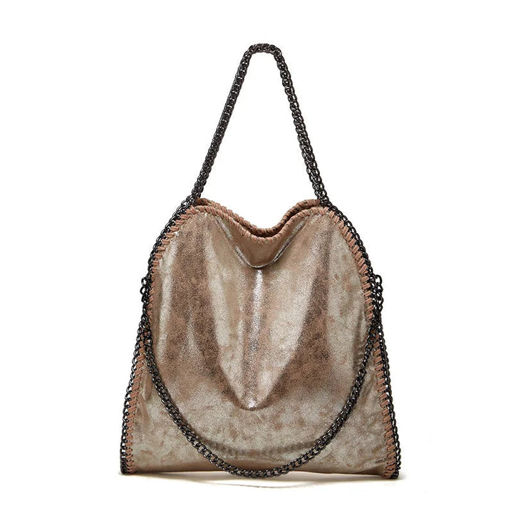 Stilvolle silbergraue Kettentasche für Damen, vielseitig als Schultertasche, weich & modern.
