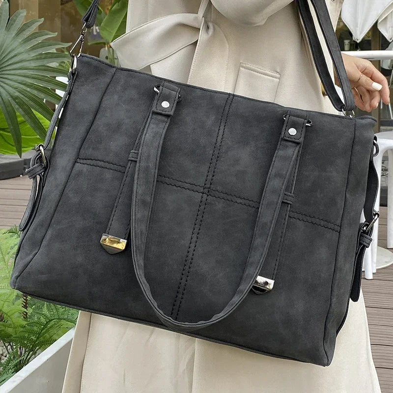 Elegante große Damen Umhängetasche für den Alltag, vielseitig einsetzbar als Schultertasche.