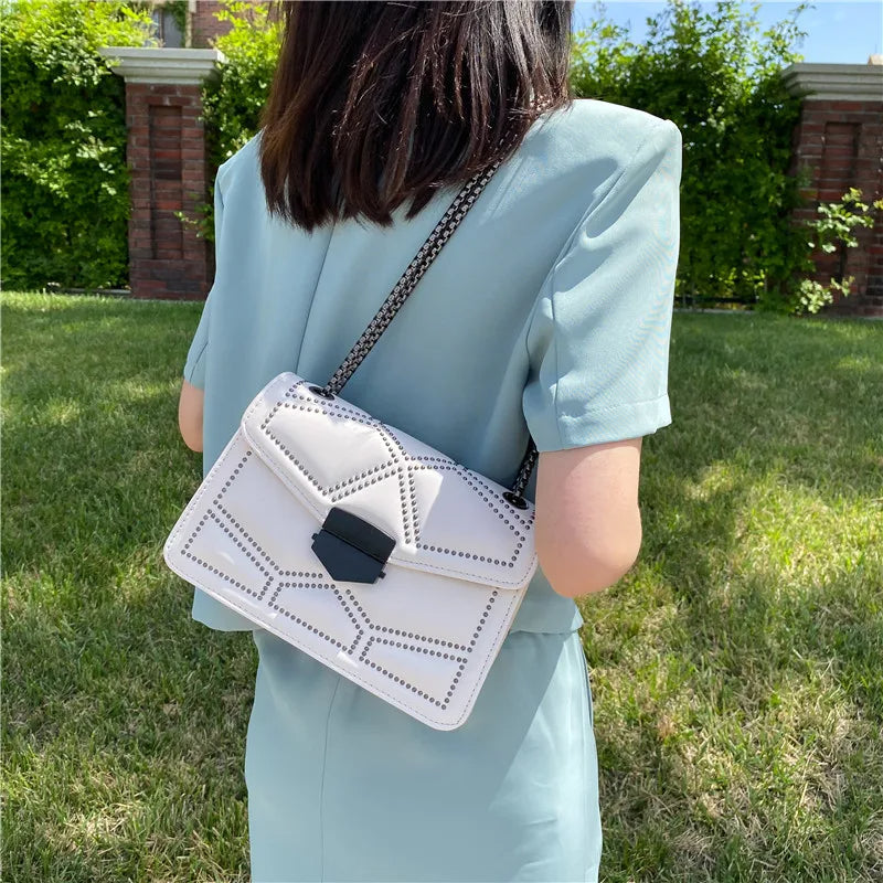 Damen Nieten Umhängetasche schwarz, kompakt & schick. Ideales Mode-Accessoire für Frauen.