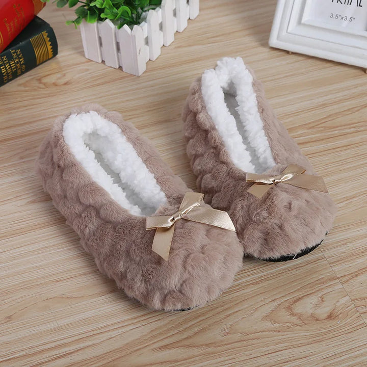 Warme Hausschuhe Damen, ideal für kalte Wintertage, flauschig und komfortabel.