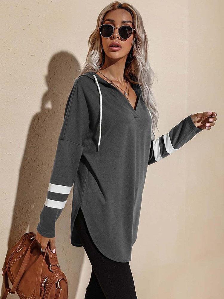 Vielseitiger Damen Pullover mit Kapuze, oversize geschnitten, perfekt für kühlere Herbsttage.