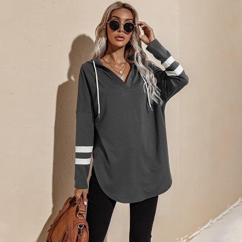 Stilvoller Damen Hoodie, perfekt für entspannte Herbsttage und trendige Streetwear-Looks.