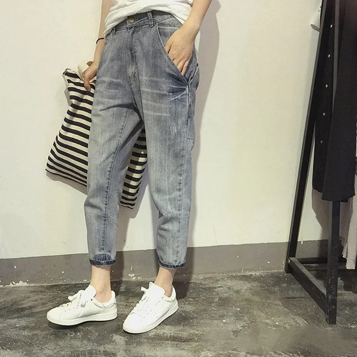 Komfortable Damen Plus Size Jeanshose mit Stretchanteil, optimaler Sitz, ideal für entspannte Alltagsmomente.