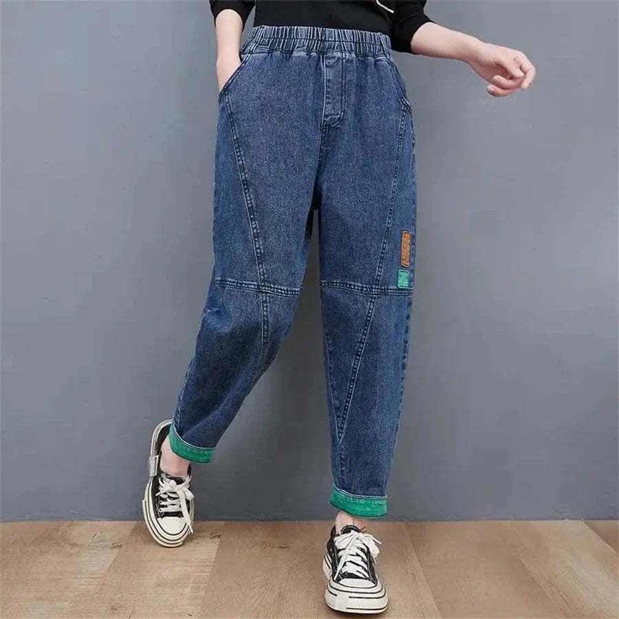 Gehende Frau in lässiger Damen Übergroßer Jeans, weite Passform, knöchellang. Retro Stil Plus Size Damenmode.