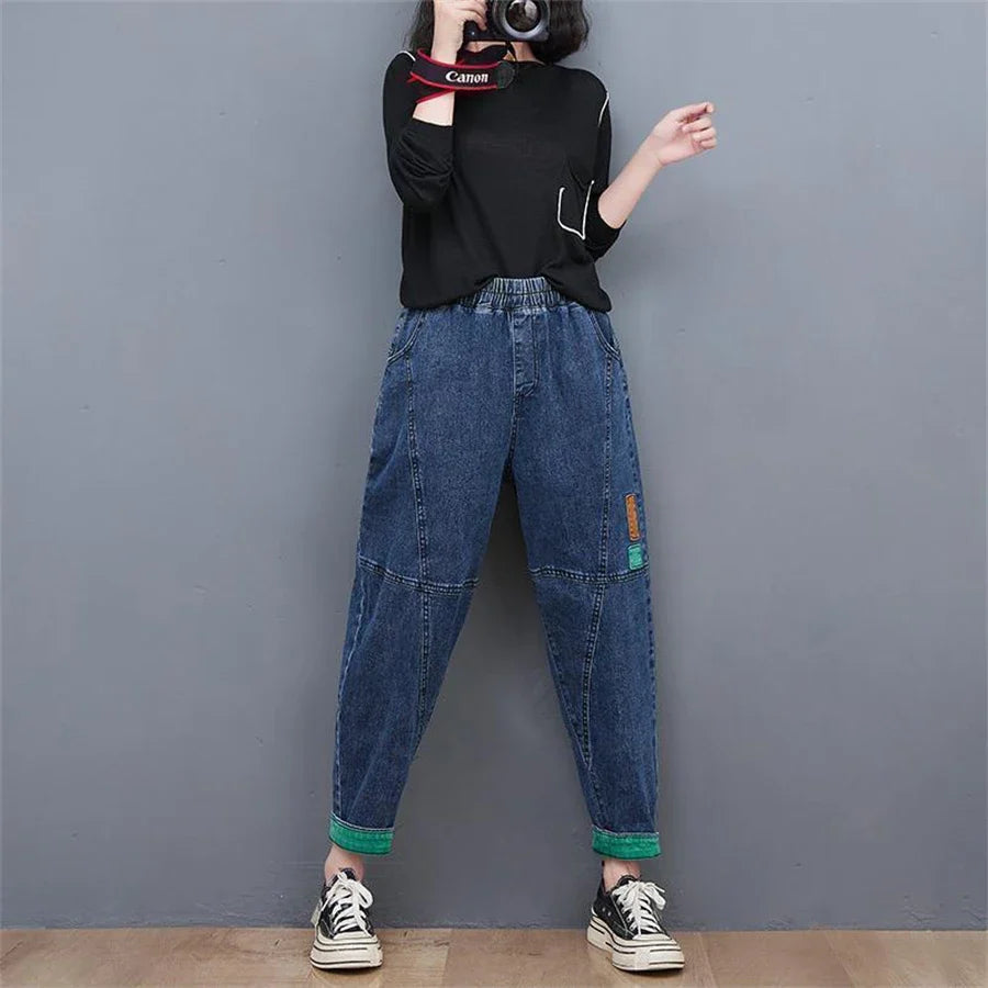 Stehende Plus Size Frau in trendiger Übergroßer Damenjeans, weite Passform, knöchellang, mit hoher Taille.