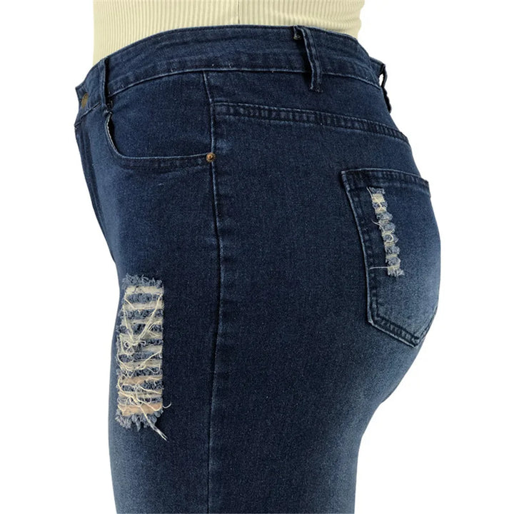 Zerrissene Damen Schlagjeans in Übergröße, Stretch-Denim, für einen lässigen Look.