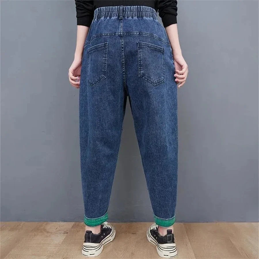 Sitzende Frau in bequemer Damen Übergroßer Jeans, weite Passform, knöchellang. Ideal für Alltag und Freizeit.