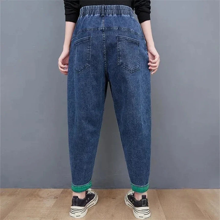 Sitzende Frau in bequemer Damen Übergroßer Jeans, weite Passform, knöchellang. Ideal für Alltag und Freizeit.