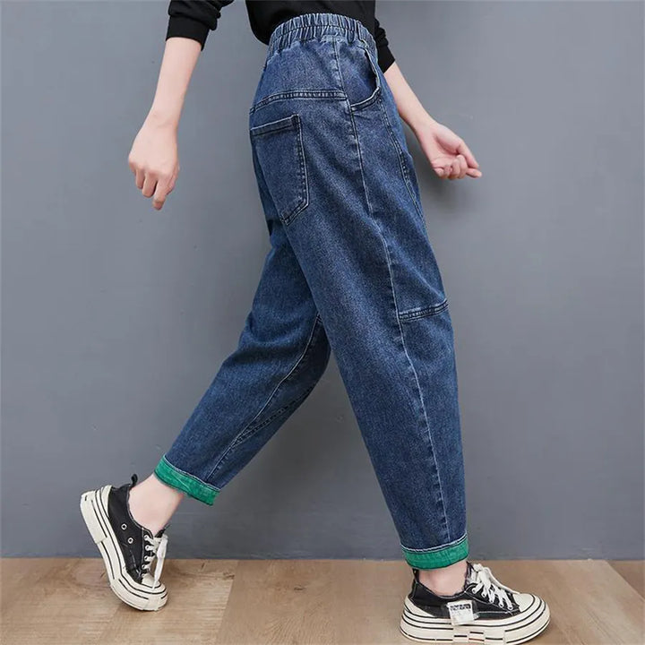 Rückansicht: Modische Damen Übergroße Jeans, weite Passform & knöchellang. Plus Size High Waist Jeans.