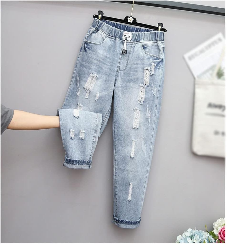 Trendige zerrissene High-Waist Jeans für Damen in Übergröße. Perfekt für Herbst-Freizeit und Curvy Mode.