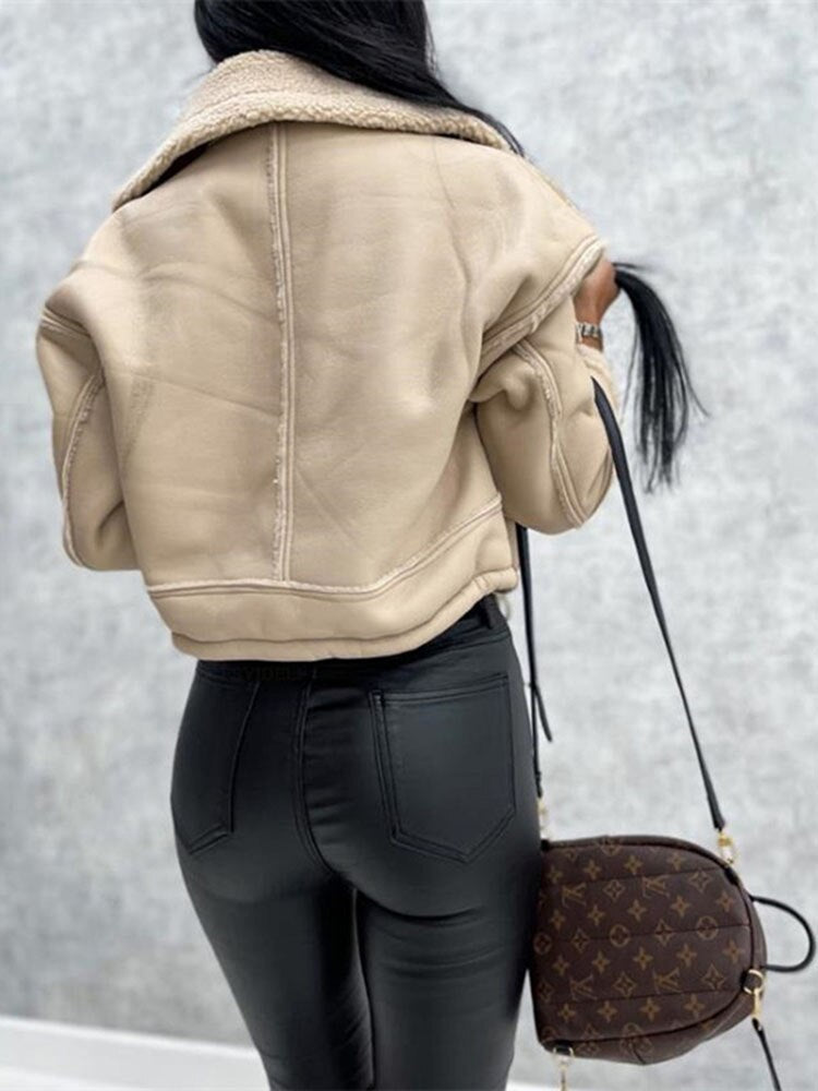 Model präsentiert eleganten, warmen Damen Wintermantel für den Winter, stilvoll, bequem und modern.