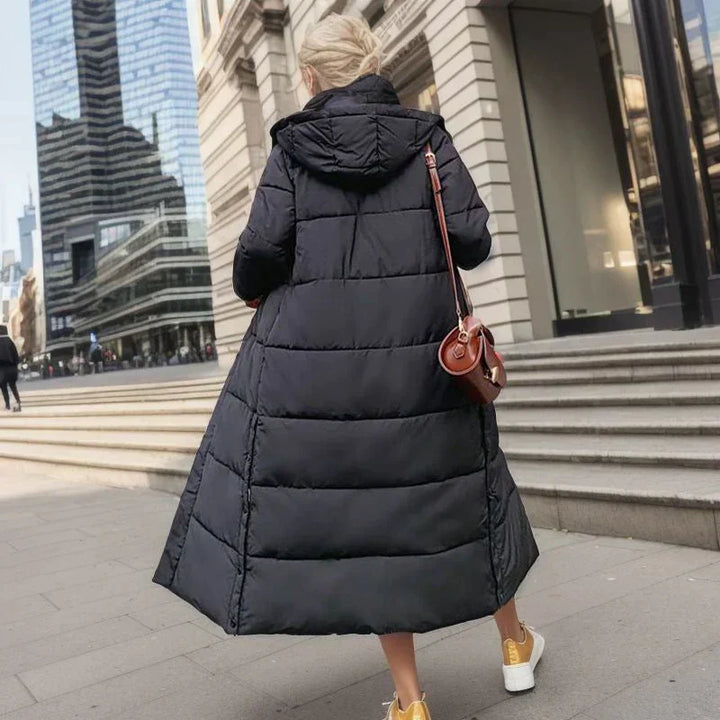 Modischer langer Damen Wintermantel, Pufferjacke, Steppjacke, für stilvolle Frauen.