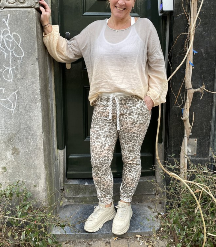 Festliche Damenbluse, transparent und stilvoll in Grau-Weiß. Ideal für elegante Frühlings- und Herbst-Abendmode.