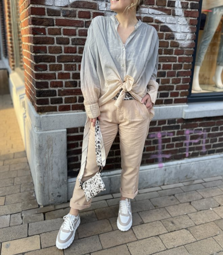 Elegante Damenbluse in Graubeige, langärmlig und texturiert. Eine stilvolle Frühlingsbluse für Business & Alltag.