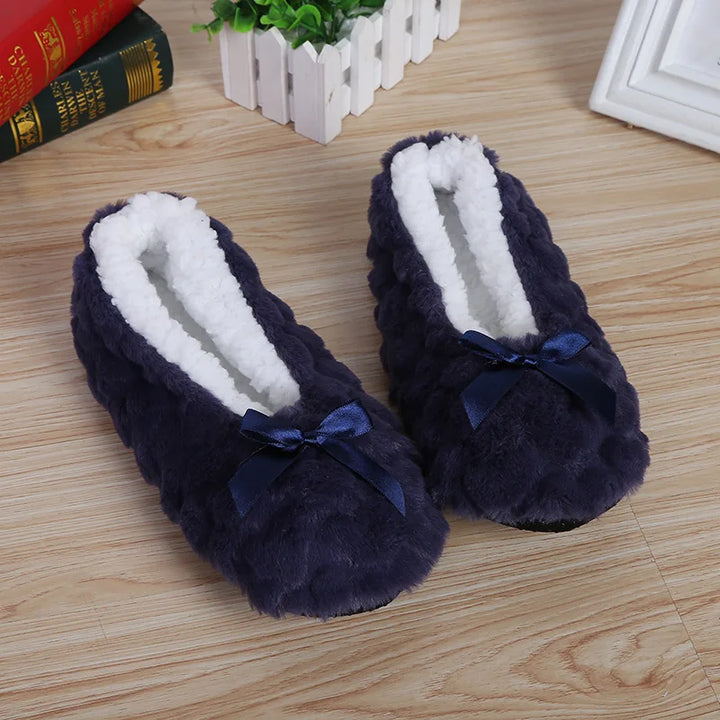 Flauschige Winter Slipper für Damen, ultra-weich und warm, mit rutschfester Unterseite.