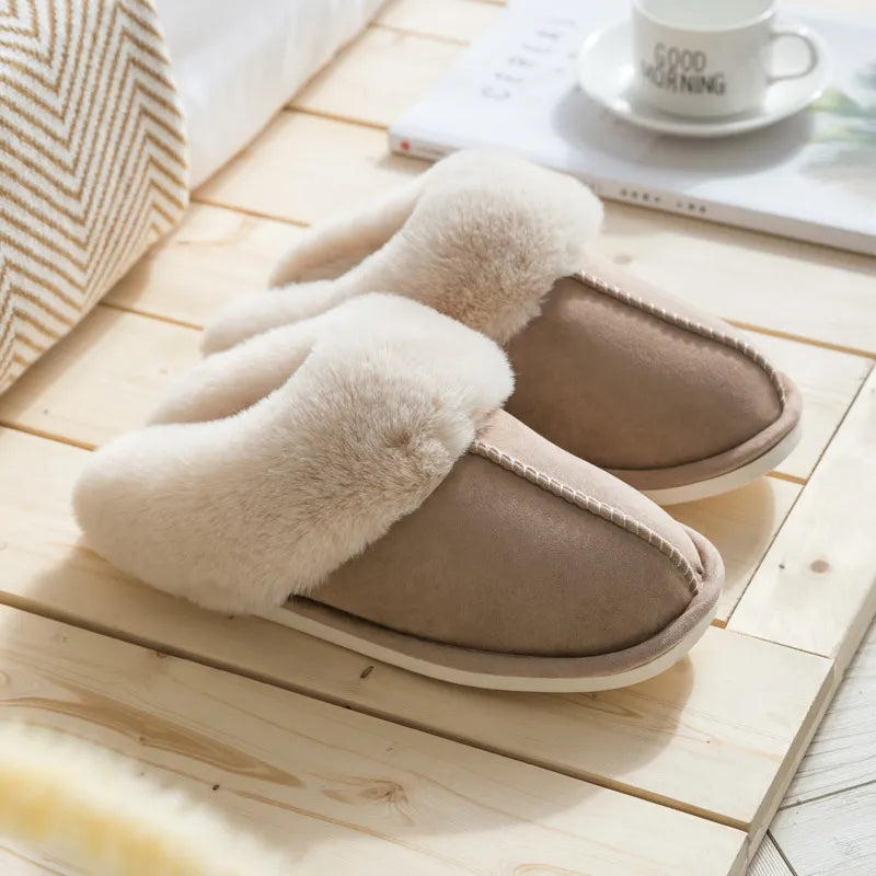Warme Damen Hausschuhe: Stylische Winterpantoffeln mit weichem Futter, perfekt für entspannte Stunden im Wohnzimmer.