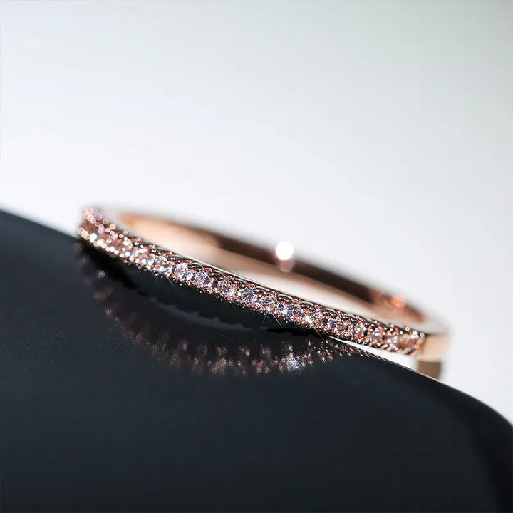 Nahaufnahme eines eleganten Zirkonia Halbe-Ewigkeit-Rings für Damen. Edler Schmuck, perfekt als Geschenk.
