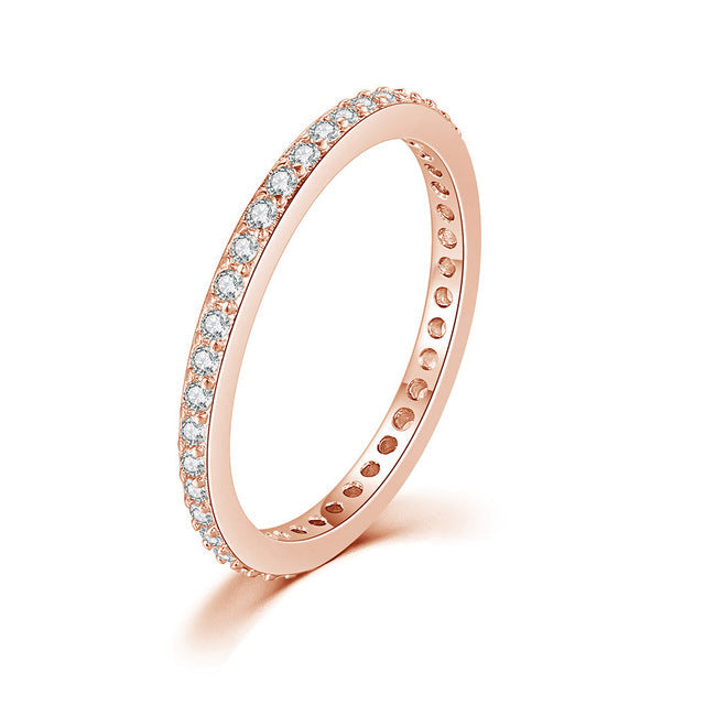Zierlicher Damen Fingerring mit Mikroskop-Design, verfügbar in Silber und Roségold, mit glitzerndem Kristall. Feminin & modern.