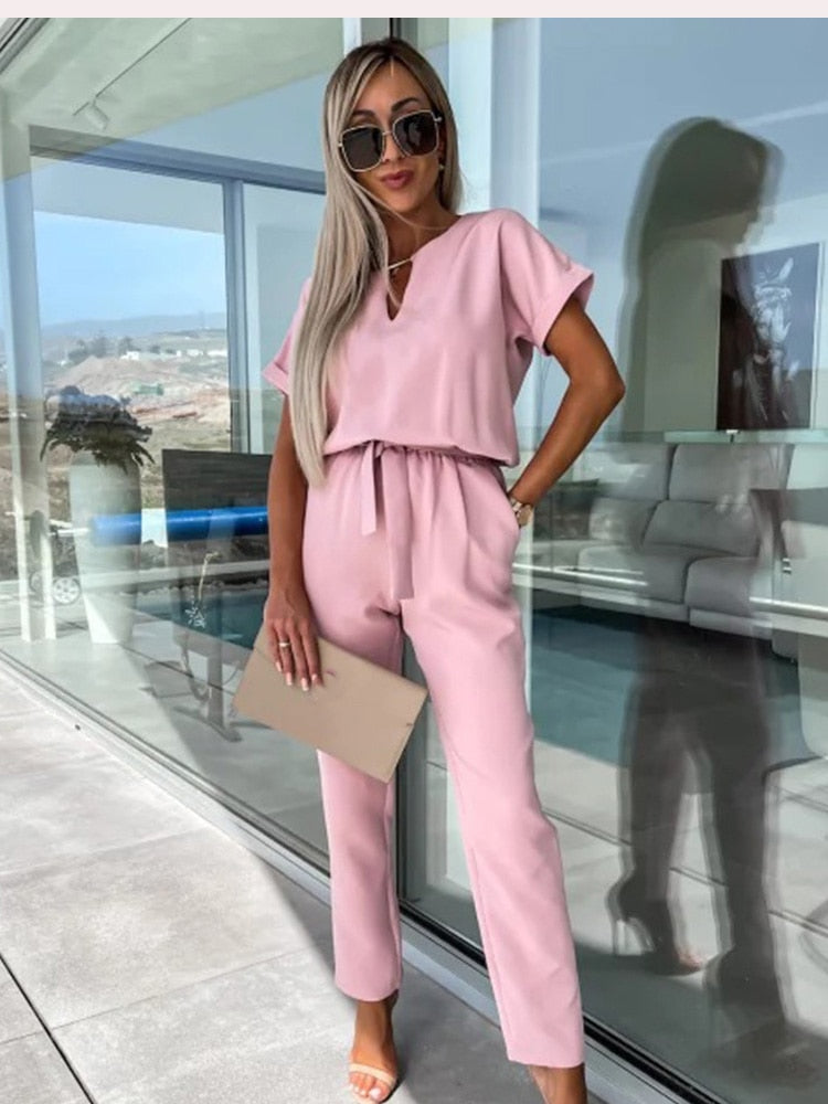 Stilvoller Damen Frühlings-Jumpsuit mit weitem Bein für elegante Abend-Outfits und besondere Anlässe.