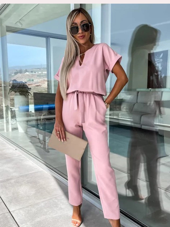 Stilvoller Damen Frühlings-Jumpsuit mit weitem Bein für elegante Abend-Outfits und besondere Anlässe.