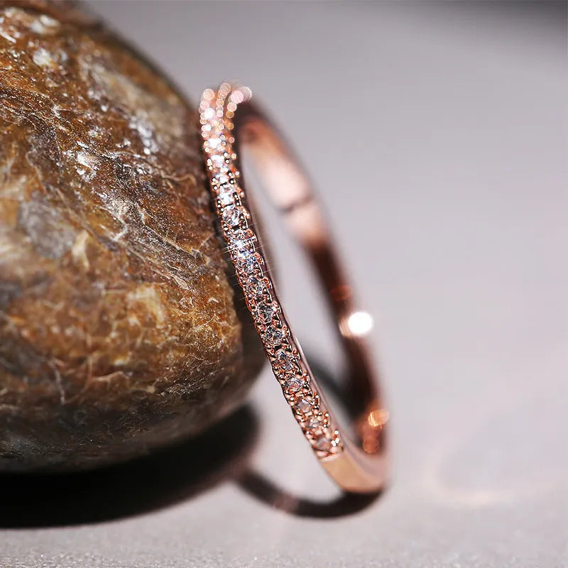 Glänzender Damen Halbe-Ewigkeit-Ring mit Zirkonia, ein zeitloses und elegantes Schmuckstück für jeden Anlass.