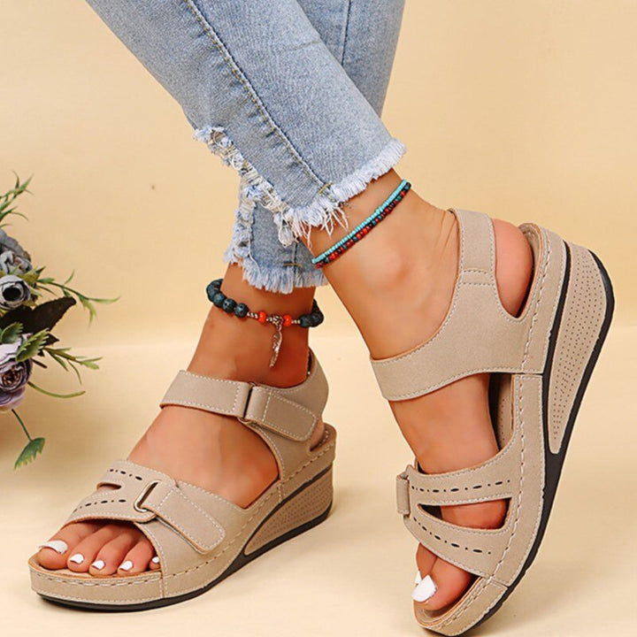 Bequeme & stilvolle orthopädische Damensandalen Olga für Frühling & Sommer, mit verstellbarem Klettverschluss.