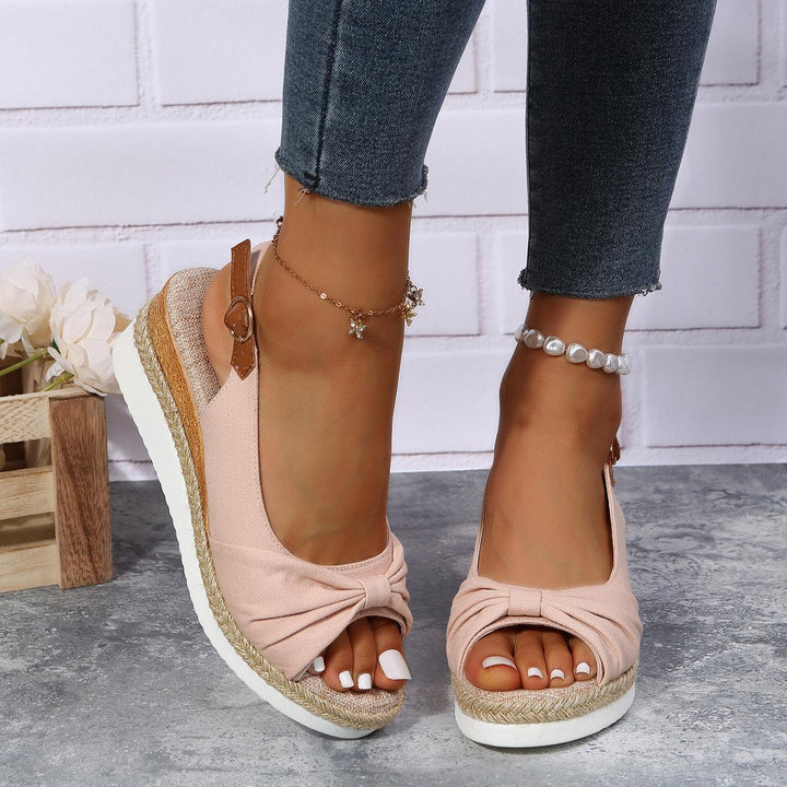 Elegante Keilsandalen für Damen in Weiß, luftige Sommerschuhe für einen frischen Look.