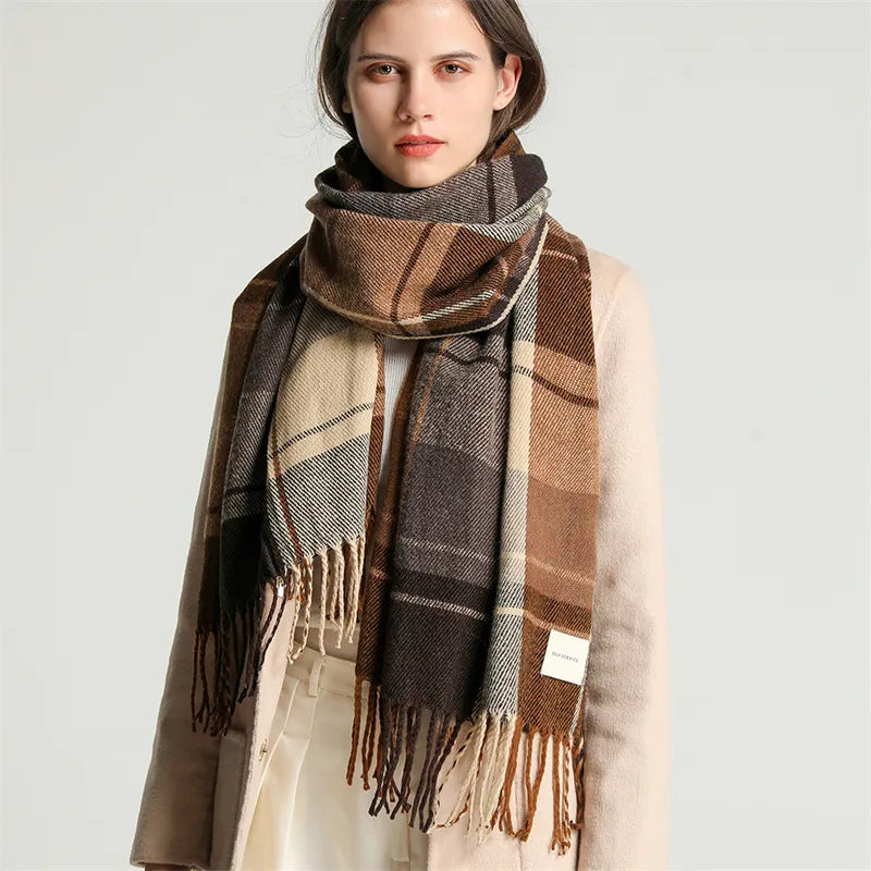 Kuscheliger Strickschal für Damen, Karomuster in harmonischen Blau-, Braun- und Orangetönen.