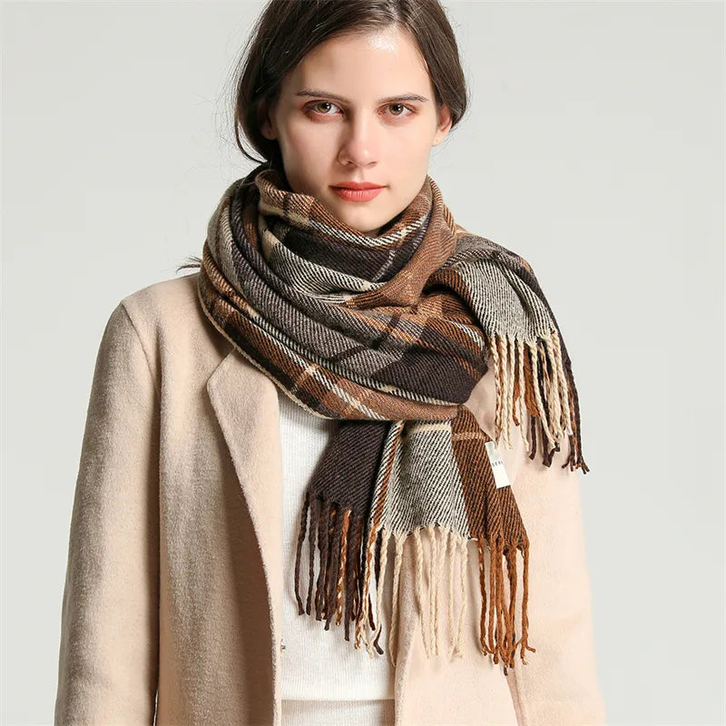 Modischer Damenschal mit klassischem Karomuster. Wärmendes Accessoire für stilvolle Winteroutfits.