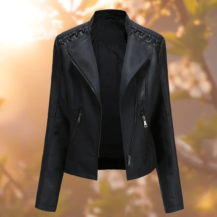 Moderne dunkelbraune Damen Lederjacke. Stilvolle Jacke für Frauen, ideal für feminine Herbst- & Frühlings-Looks.