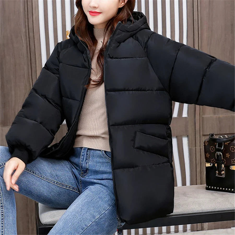 Stilvoller Damen Winterparka, warm und robust, mit Kapuze, auch in Plus Size.