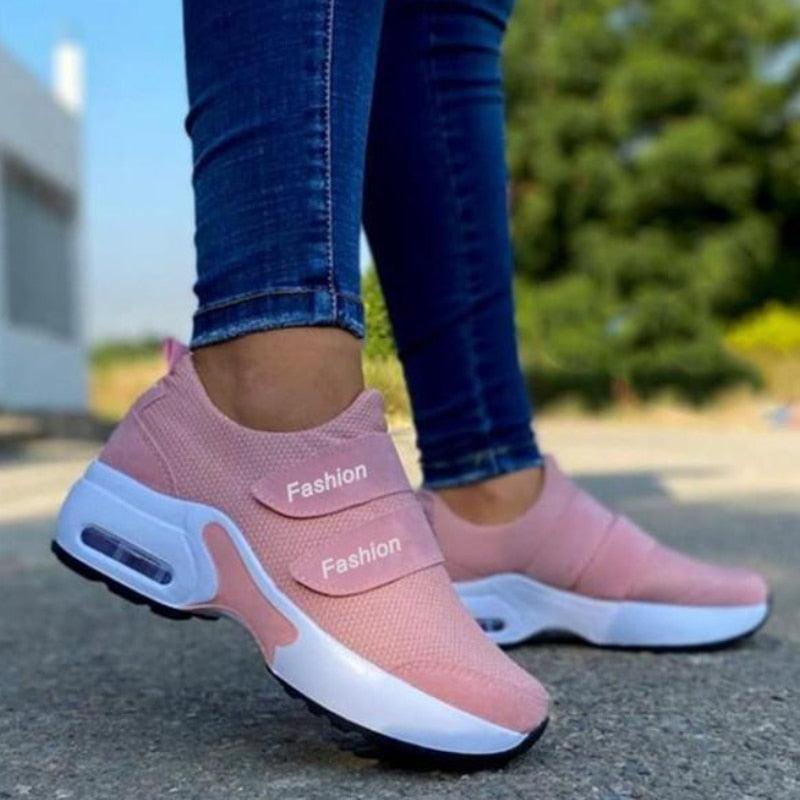 Aktive Frauen tragen bequeme orthopädische Damen-Turnschuhe für optimale Unterstützung beim Gehen.