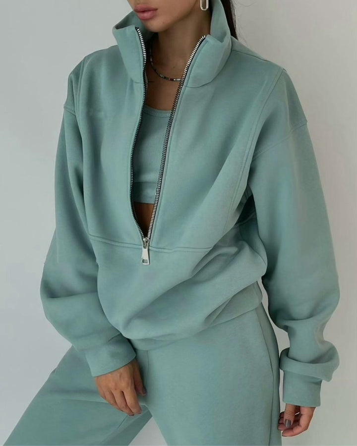 Damen Loungewear Evy Outfit-Set. Perfekt als bequemer Hausanzug für Entspannung & Freizeit.