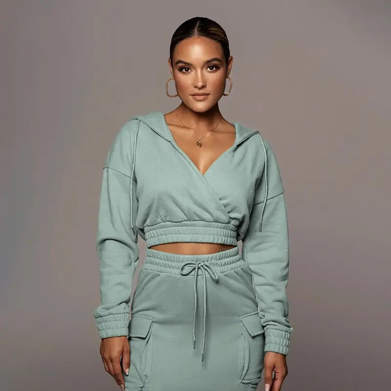 Damen Kapuzenpullover und passender Rock, stilvoll und bequem kombiniert.