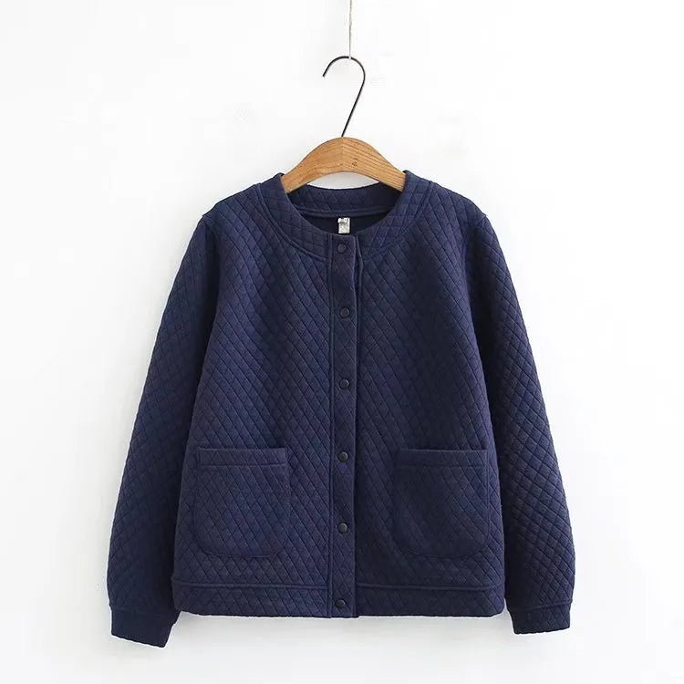 Ganzjährige Plus Size Strickjacke für Damen, kariert, stilvoll & bequem.