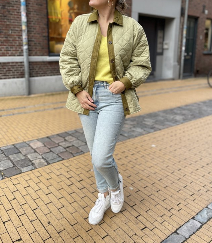 Grüne Damen Steppjacke, leicht & atmungsaktiv für Frühling & Herbst. Casual Übergangsjacke für Damenmode.