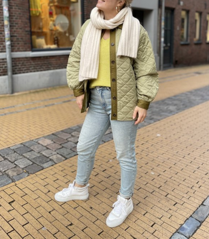 Modische Damen Steppjacke in Grün, atmungsaktiv und leicht für kühle Frühlingstage & den Herbst.