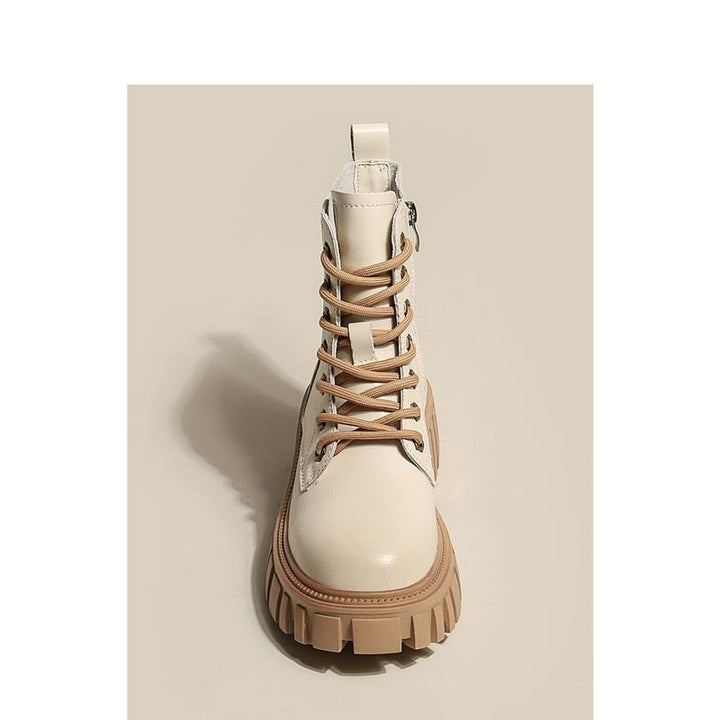 Trendige Damen Plateaustiefel in Beige, modern und vielseitig kombinierbar. Komfortable Herbststiefel für Frauen.