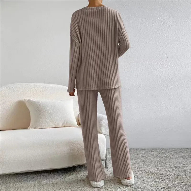 Zweiteiliges Damen Loungewear Set Yara. Bequemer, gestreifter Hausanzug mit V-Ausschnitt für stilvolle Entspannung zu Hause.