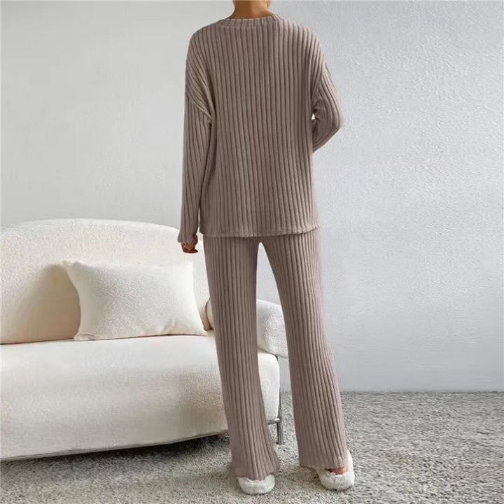 Zweiteiliges Damen Loungewear Set Yara. Bequemer, gestreifter Hausanzug mit V-Ausschnitt für stilvolle Entspannung zu Hause.