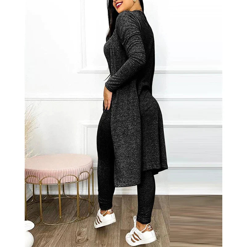 Rückansicht des eleganten Damen Overalls mit Jacke. 2-Teiler, betont die Silhouette. Vielseitig kombinierbar.