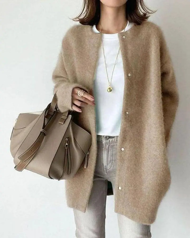 Lange elegante Damen Strickweste für Herbst & Winter mit praktischen Taschen.