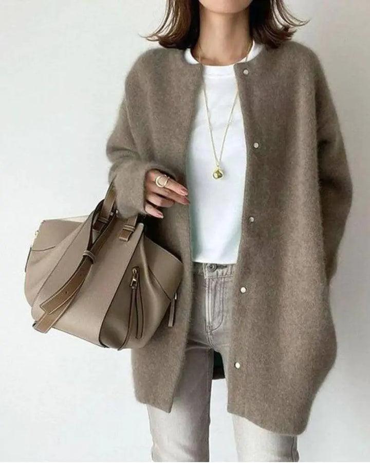 Bequeme, lange Damen Strickweste in Herbstmode, perfekt als stilvolle Oberbekleidung.