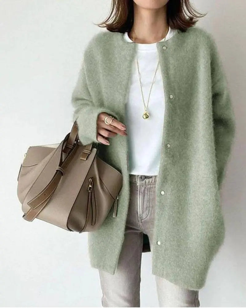 Lässige lange Damen Strickweste mit Taschen, ideal für gemütliches Layering im Herbst.